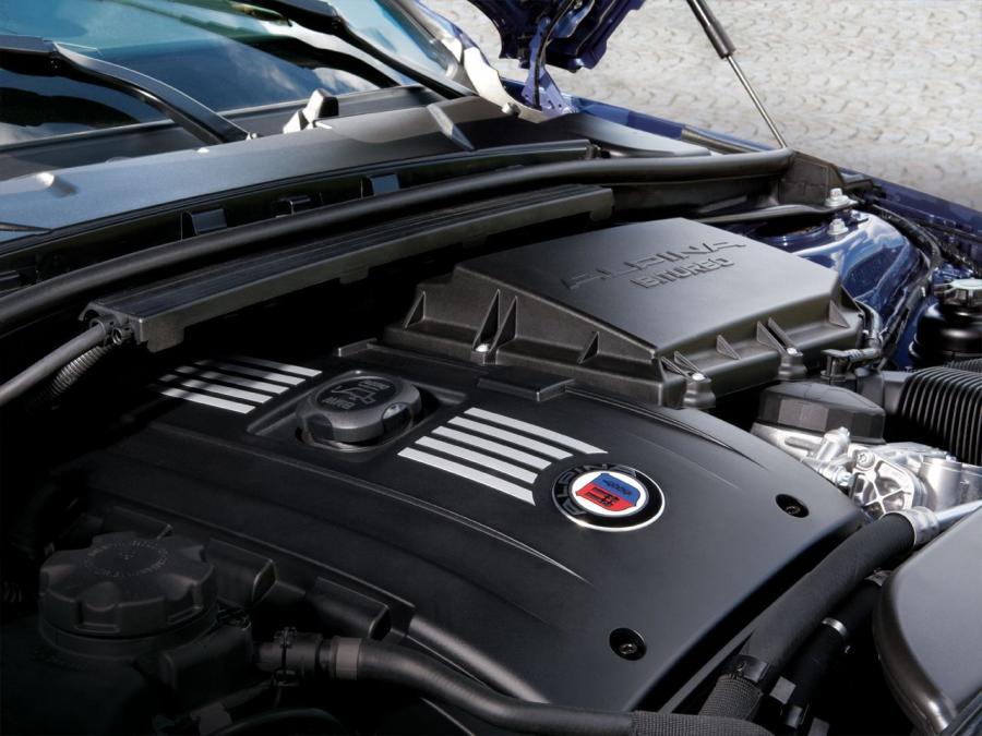 Моторный отсек Alpina B3 S Bi-Turbo Coupe (E92) 2010 года  (фото 2 из 7)